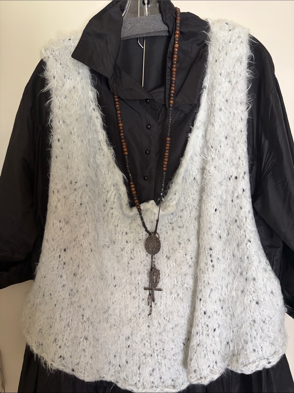 Source Unknown White Speckled V-Neck Fuzzy Knit Sweater Vest